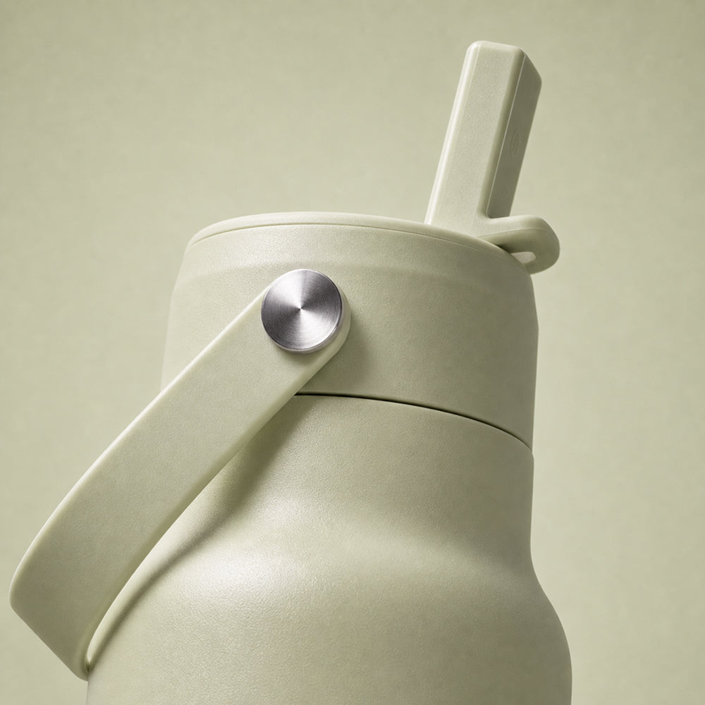IZY Travel Bottle - Pistachio - zoom-in