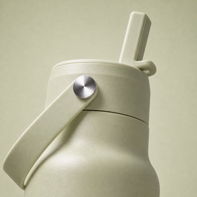 IZY Travel Bottle - Pistachio - zoom-in