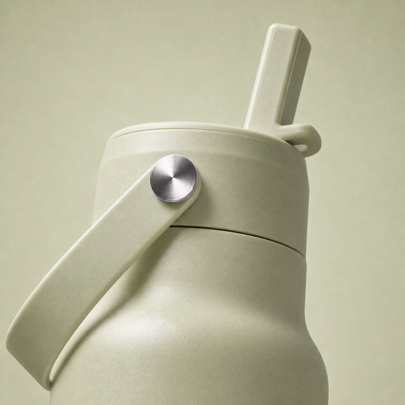 IZY Travel Bottle - Pistachio - zoom-in