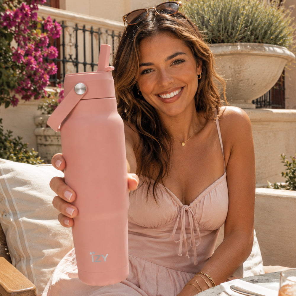 IZY Travel Bottle - Salmon - lifestyle